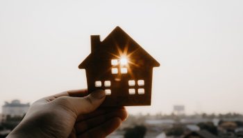 House,Model,In,Home,Insurance,Broker,Agent,Âs,Hand,Or מגוון רחב של מסלולי משכנתא