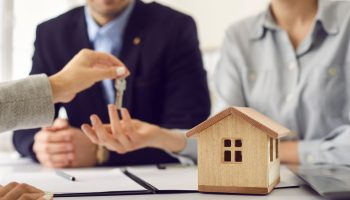 Real,Estate,Agent,Or,Realtor,Gives,Key,To,New,Home בדיקה מקיפה אל מול החברות הפיננסיות