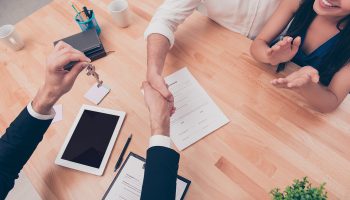 Broker,Giving,Keys,Of,New,House,And,Handshaking,With,Customer התאמת מסלול המשכנתא לתקציב הלקוח