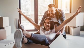 Happy,Couple,Is,Having,Fun,With,Cardboard,Boxes,In,New שירות אישי ומקצועי וליווי לכל אורך הדרך